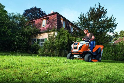 Zahradní traktor, nebo rider? V čem se liší a co se vám vyplatí víc