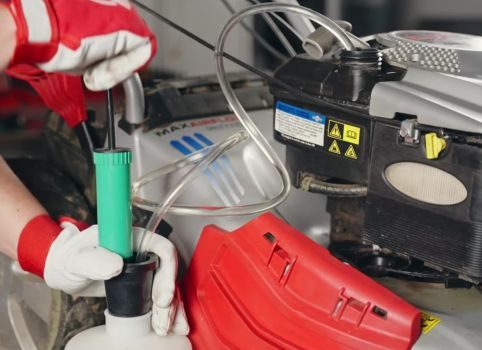 Jak vyměnit olej v motorové sekačce