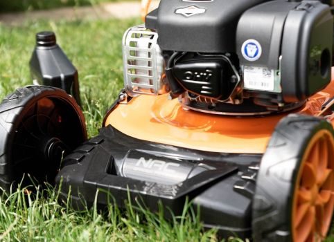 Jaký olej použít do sekačky s motorem Briggs & Stratton?