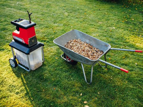 Nožový nebo válcový drtič větví: V čem se liší a jaký vybrat?