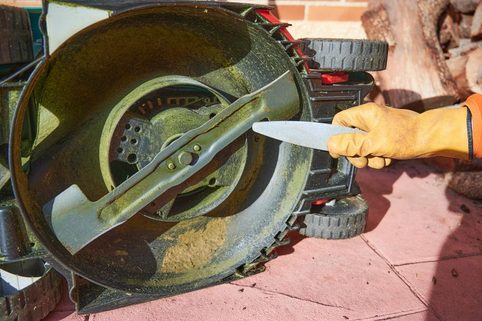 Jak správně nabrousit nůž sekačky