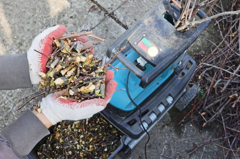 Jaký je rozdíl mezi drtičem větví a štěpkovačem?