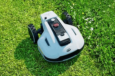 Posezónní údržba RTK referenční stanice a solárního panelu Mammotion