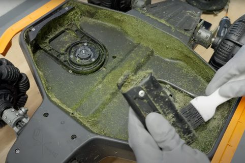 Zimní údržba robotické sekačky Mammotion LUBA 2 AWD X