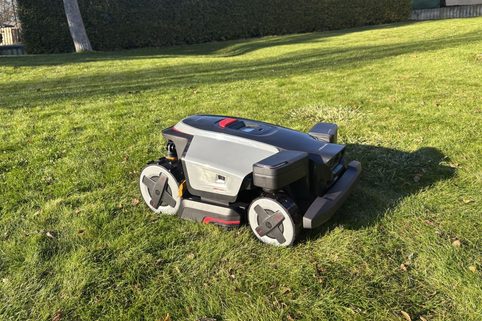 Test novinky od Roborocku: RockMow Z1 zvládne 5000 m² a vyjede i prudké kopce