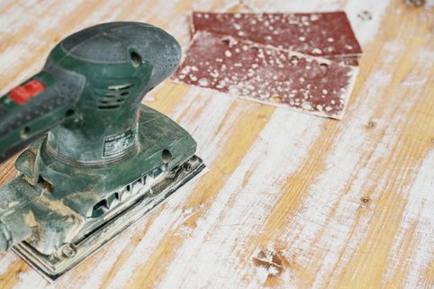 Jak odstranit starý nátěr ze dřeva - krok za krokem