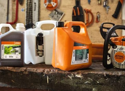 Jak namíchat správný poměr oleje a benzínu do motorové pily či křovinořezu?