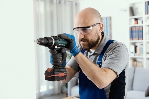 Vrtací kladivo nebo příklepová vrtačka: Kdy použít který nástroj?