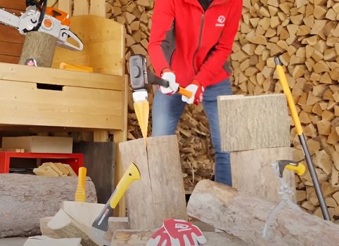 Jak na štípání velkých špalků pomocí klínu a kalače