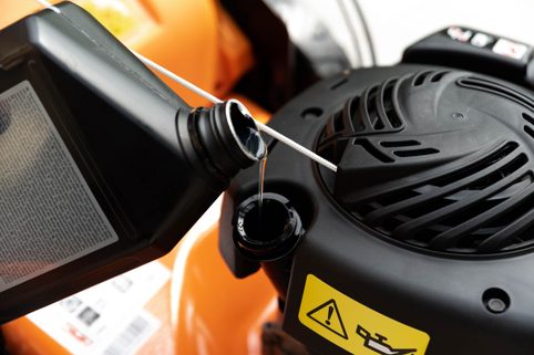 Jaký olej vybrat do sekačky na trávu?