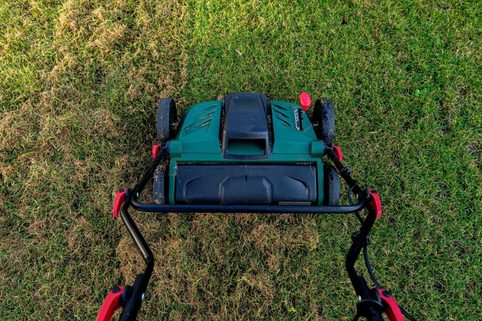 Vertikutátor vs. kultivátor: Jaký je mezi nimi rozdíl a na co se používají?