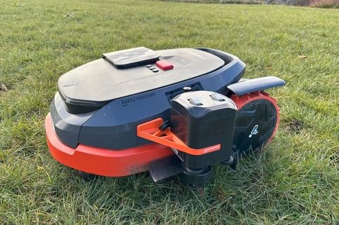 Jak robotické sekačky sekají okraje trávníku?