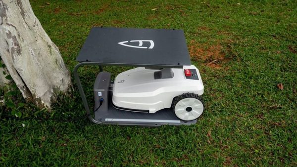 Robotická sekačka FJD FR4000 - garáž