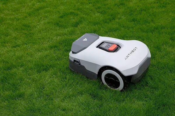 robotická kosačka ANTHBOT