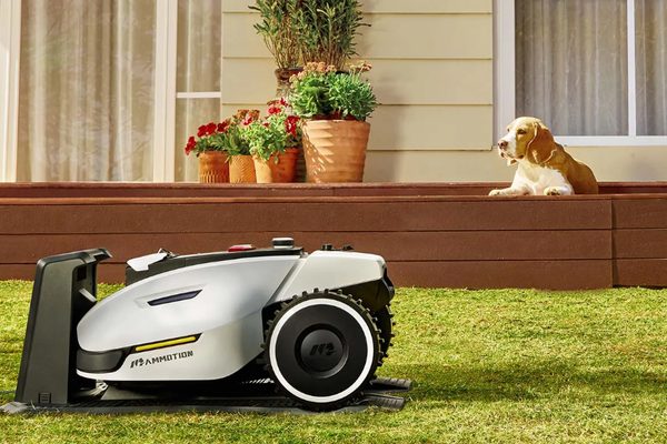 Robotická sekačka YUKA 2000 bez koše v nabíjecí základně