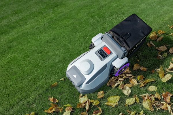 Robotická sekačka ANTHBOT N8 s košem při sběru listí a sečení trávy