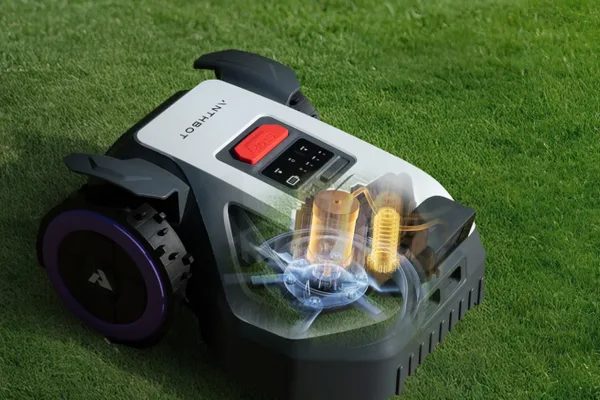 Anthbot M5 – kosenie až k okrajom trávnika