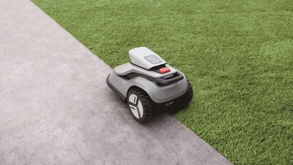 TerraMow V1000 - mowing right up to the edges of the lawn