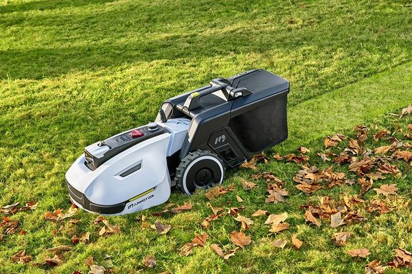 Robotická sekačka YUKA 2000 s košem při sběru listí a sečení trávy