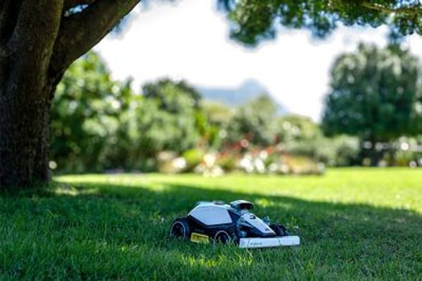 LUBA mini AWD 1500 - přesné sečení pod stromy