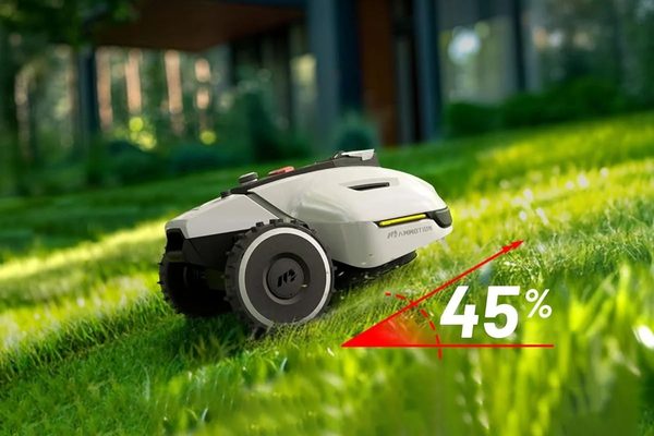 Robotická sekačka YUKA 2000 bez koše zvládá terén se sklonem až 45 % i mimo signál RTK