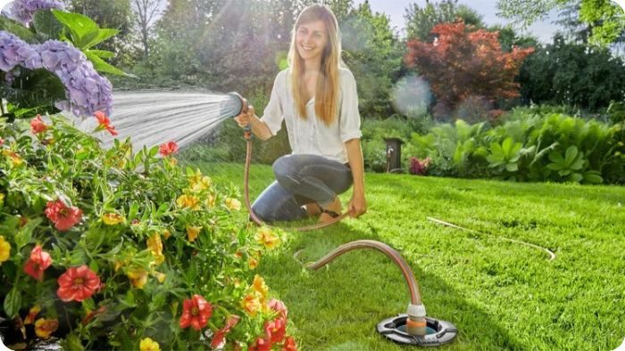 Podzemní rozvod vody Gardena Pipeline s připojenou zahradní hadicí