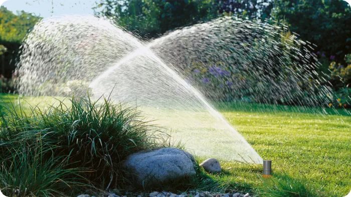 Výsuvný zadešťovač Gardena Sprinklersystem při zavlažování trávníku