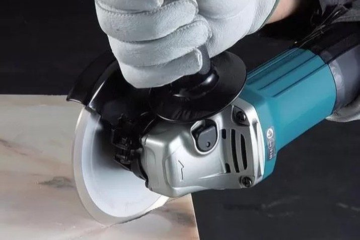 elektrická úhlová bruska s kotoučem 125 mm při řezání