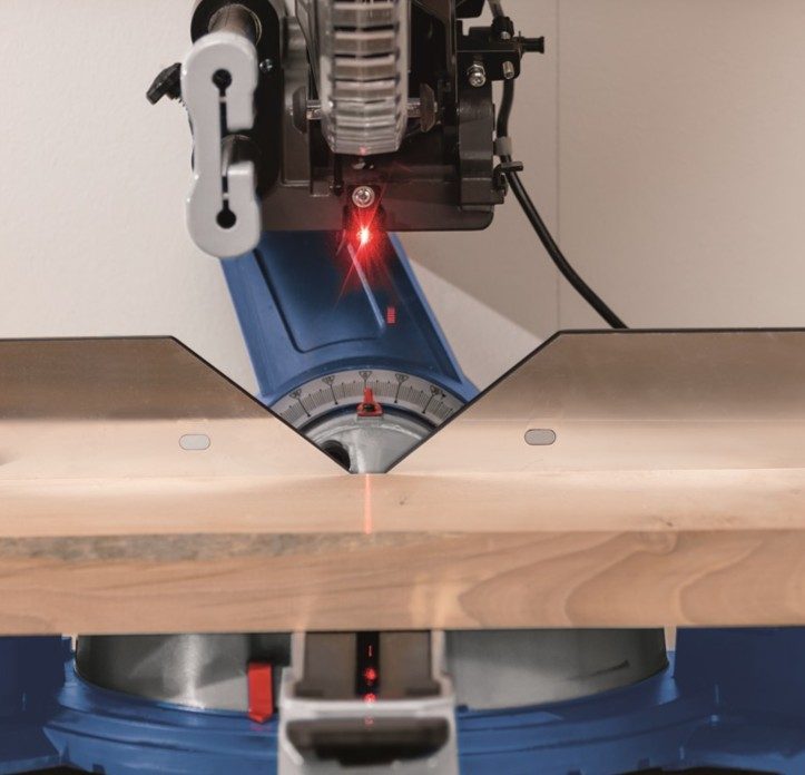 Nastavení úhlu řezu s laserovým vodítkem u pokosové pily