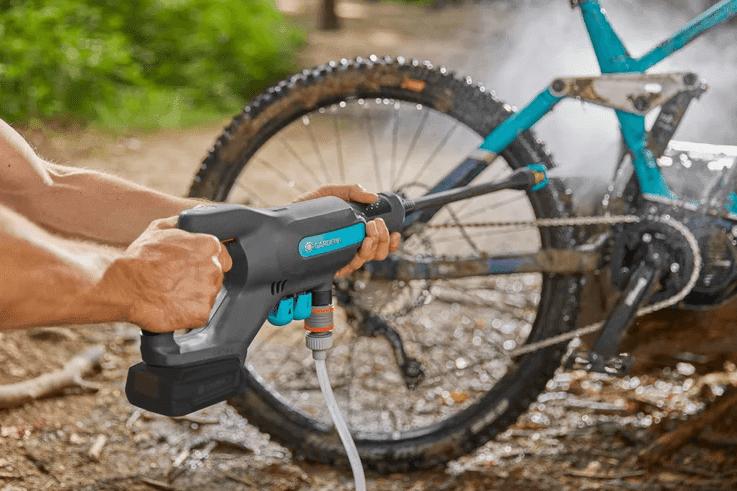 oplach jízdního kola akumulátorovou vapkou Gardena v terénu