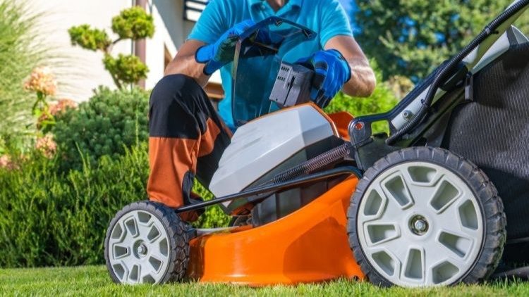 vkládání akumulátoru do aku sekačky před sečením trávníku