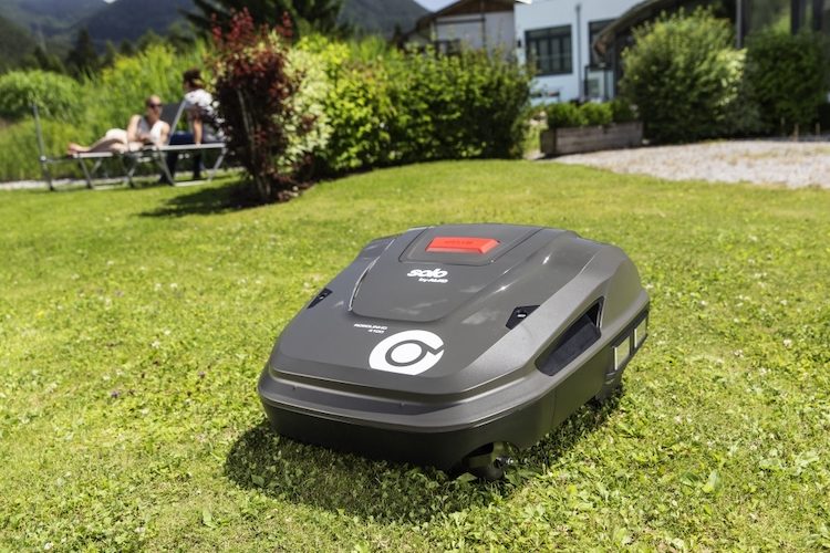 robotická sekačka na trávu
