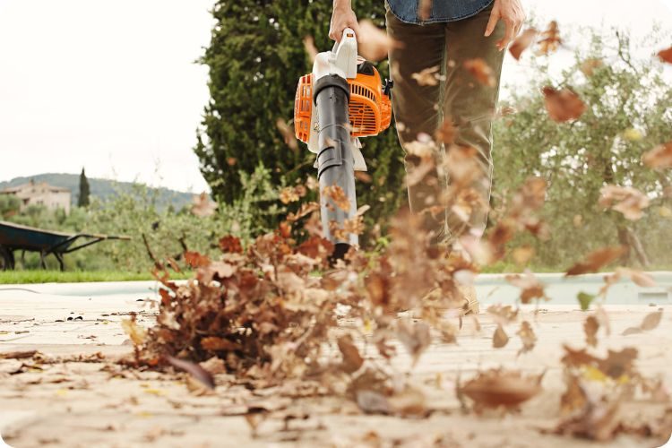 STIHL BG 56 – výkonný benzínový fukar pro práci bez kabelu