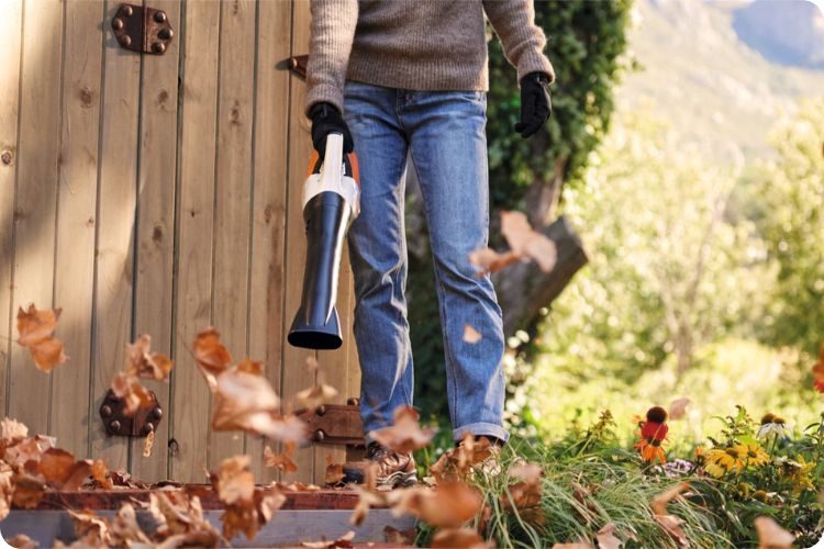 STIHL BGA 30 – lehký aku fukar pro rychlý úklid kolem domu