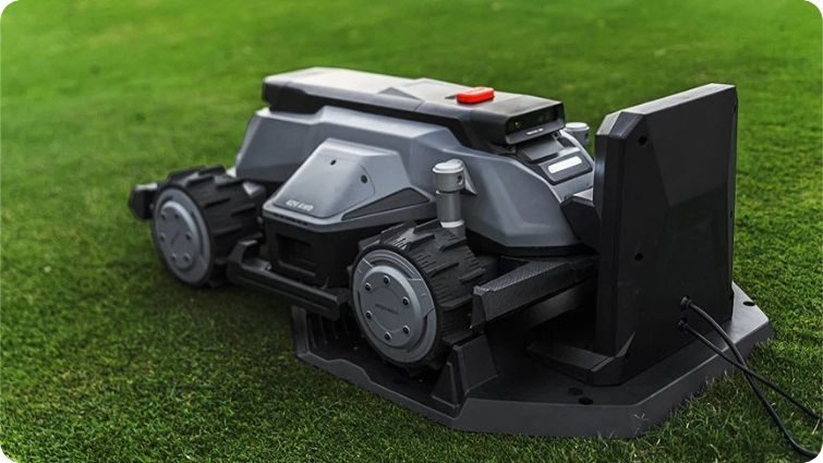 Robotická sekačka TerraMow X AWD v nabíjecí stanici