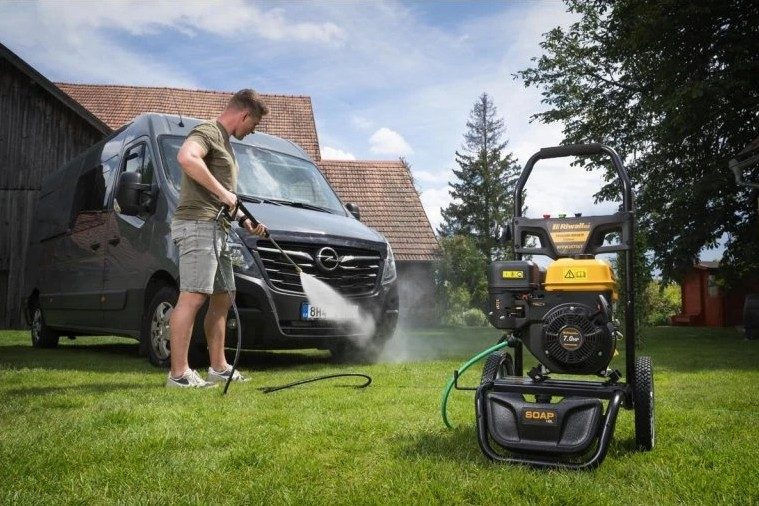 mytí dodávky benzínovým vysokotlakým čističem Riwall na zahradě
