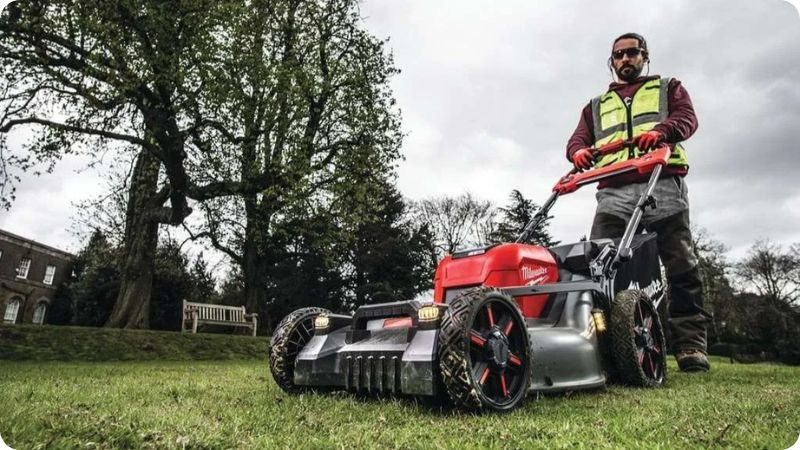 Milwaukee M18 F2LM53-0 – špičková aku sekačka s pojezdem pro velké plochy