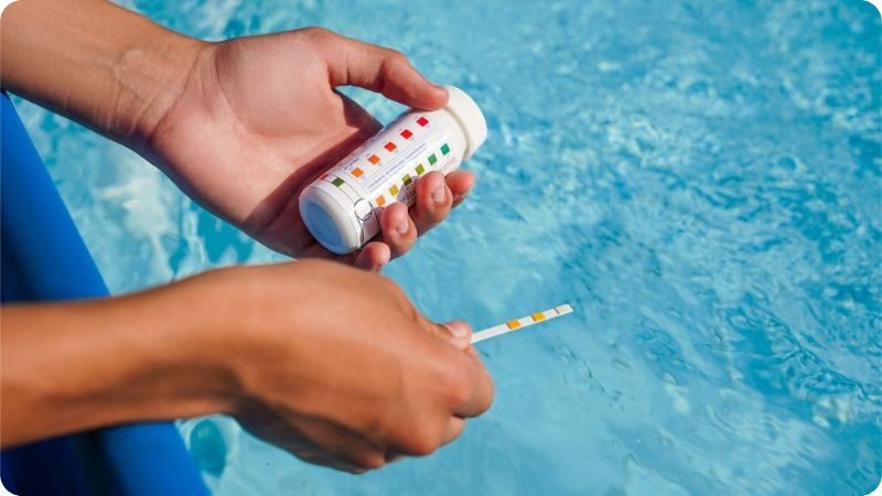 Kontrola pH vody v bazénu pomocí testovacích proužků