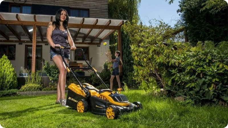 Riwall PRO RALM 3820 – dostupná aku sekačka s dobrým poměrem ceny a výkonu