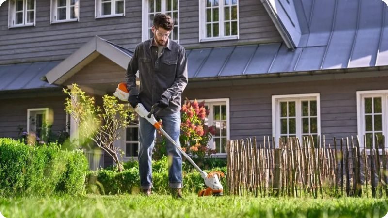 Dosekávání trávy pomocí akumulátorového vyžínače STIHL FSA