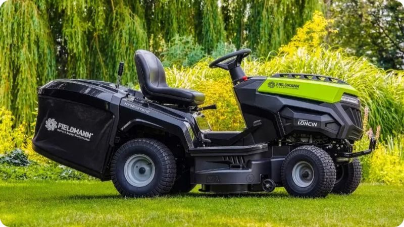 Záhradný traktor na kosenie trávy