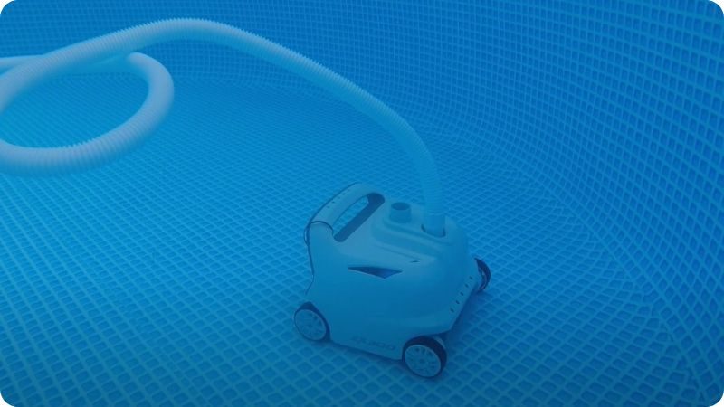 Poloautomatický bazénový vysavač napojený na bazénovou filtraci