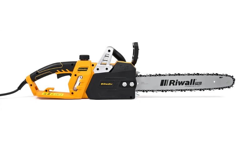 Riwall PRO RECS 2440e – dostupná elektrická pila na běžné práce kolem domu