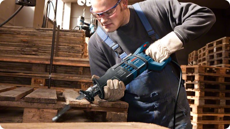 Elektrická pila ocaska při řezání dřevěné palety