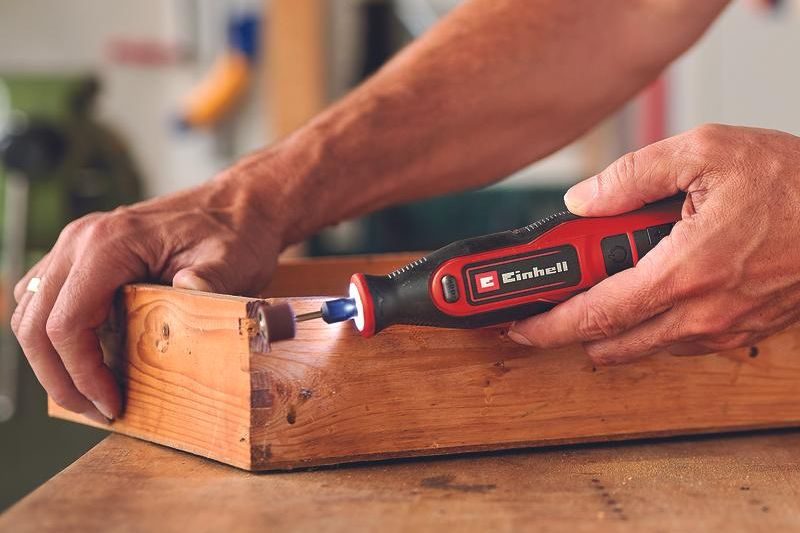 Přímá bruska při jemném opracování dřevěného šuplíku