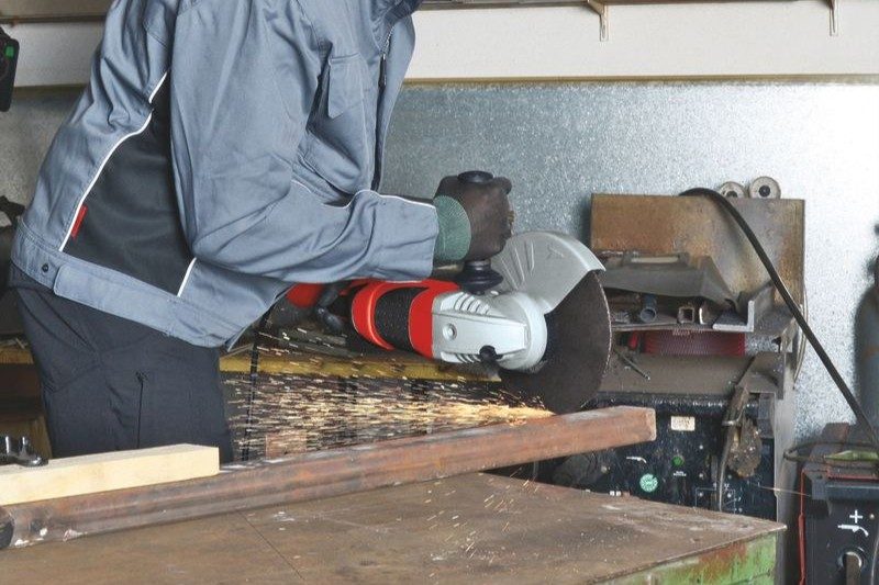 dělení kovového profilu velkou úhlovou bruskou 230 mm