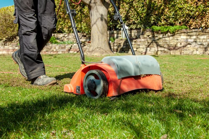 vertikutátor při práci na zahradě