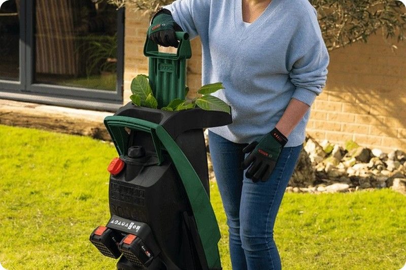 Bosch UniversalShredder 2×18V-25 – aku drtič pro práci bez kabelu