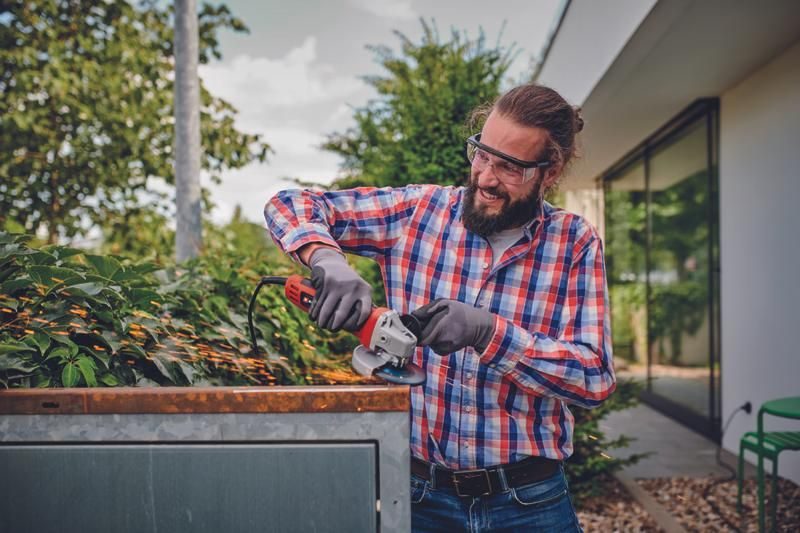 broušení kovové konstrukce s úhlovou bruskou