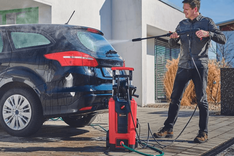 mytí osobního auta elektrickou vapkou s navijákem na hadici